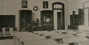 FUENTE: Aula de la escuela de Magazos en 1916, en Viveiro (Lugo). | Consello da Cultura