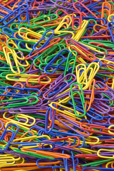 Fuente:Free Stock Photo: A Pile Of Rainbow Colored Paper Clips by: Petr Kratochvil (Website)