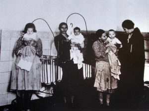 La Kent visitando a unas reclusas con sus hijas en la cárcel en 1931.
