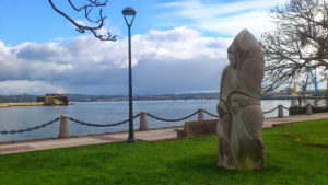 Monumento a la "Expedición de Balmis" situada en el Paseo del Parrote de la ciudad de A Coruña, conmemorando el 200 aniversario de la Real Expedición Filantropica de la Vacuna.Imagen en licencia CC